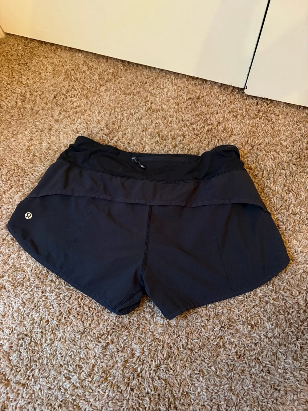 Lululemon Speed Up 2.5” shorts - Picture 2 of 2